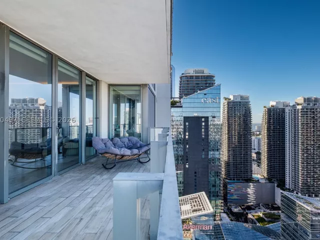 3-bedroom condo for sale in Miami - 68 SE 6th St 3711 - MondialRealty