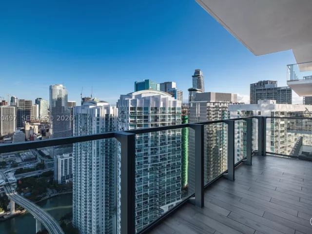 3-bedroom condo for sale in Miami - 68 SE 6th St 3711 - MondialRealty