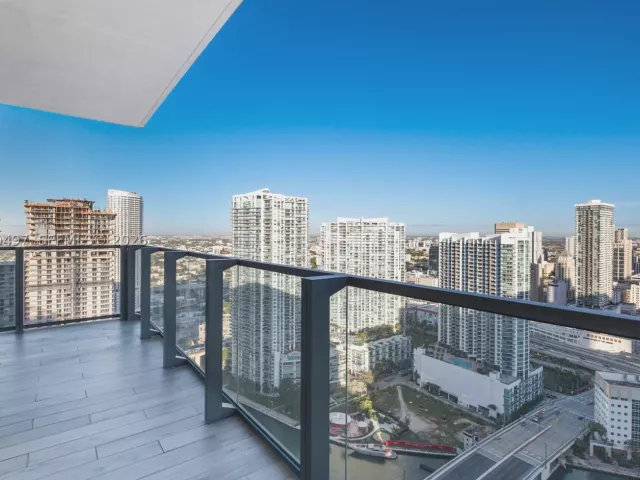 3-bedroom condo for sale in Miami - 68 SE 6th St 3711 - MondialRealty