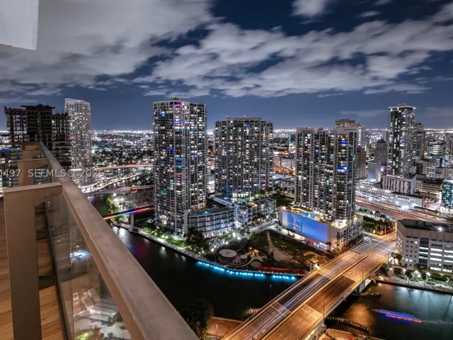 3-bedroom condo for sale in Miami - 68 SE 6th St 3711 - MondialRealty