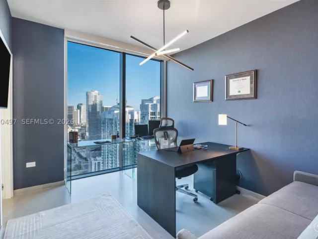 3-bedroom condo for sale in Miami - 68 SE 6th St 3711 - MondialRealty