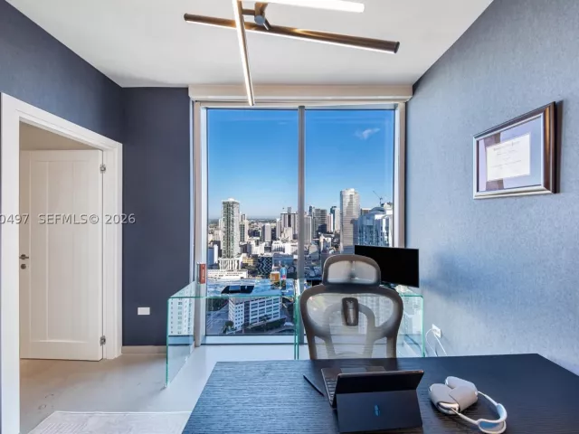 3-bedroom condo for sale in Miami - 68 SE 6th St 3711 - MondialRealty