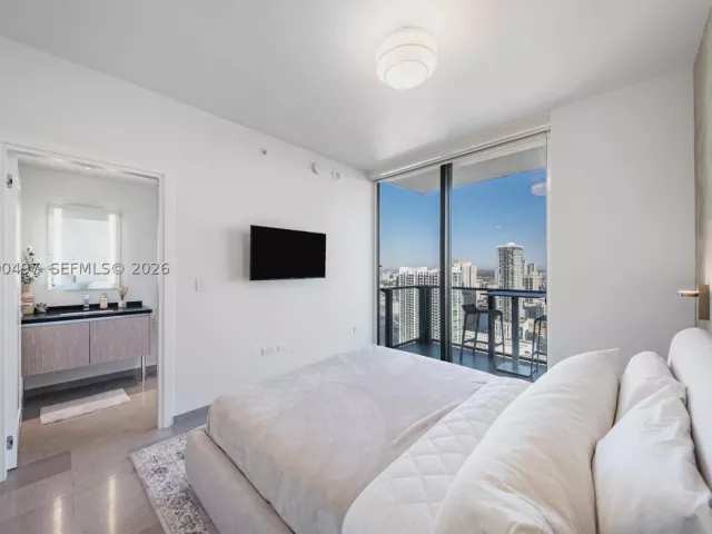 3-bedroom condo for sale in Miami - 68 SE 6th St 3711 - MondialRealty