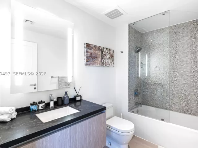 3-bedroom condo for sale in Miami - 68 SE 6th St 3711 - MondialRealty