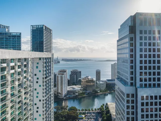 3-bedroom condo for sale in Miami - 68 SE 6th St 3711 - MondialRealty