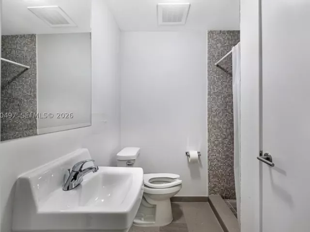 3-bedroom condo for sale in Miami - 68 SE 6th St 3711 - MondialRealty
