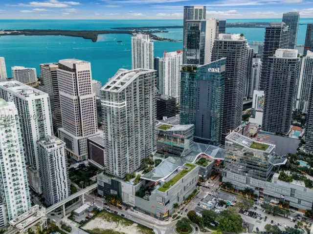 3-bedroom condo for sale in Miami - 68 SE 6th St 3711 - MondialRealty