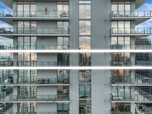 3-bedroom condo for sale in Miami - 68 SE 6th St 3711 - MondialRealty