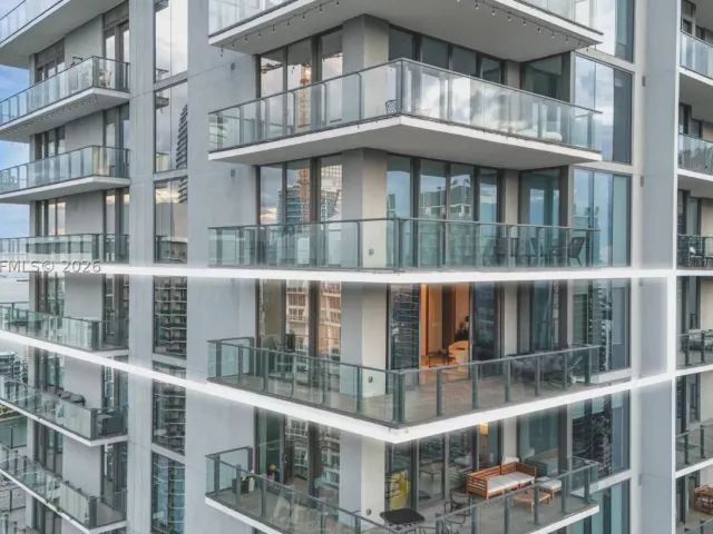 3-bedroom condo for sale in Miami - 68 SE 6th St 3711 - MondialRealty