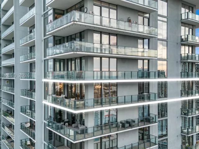 3-bedroom condo for sale in Miami - 68 SE 6th St 3711 - MondialRealty