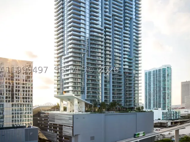 3-bedroom condo for sale in Miami - 68 SE 6th St 3711 - MondialRealty