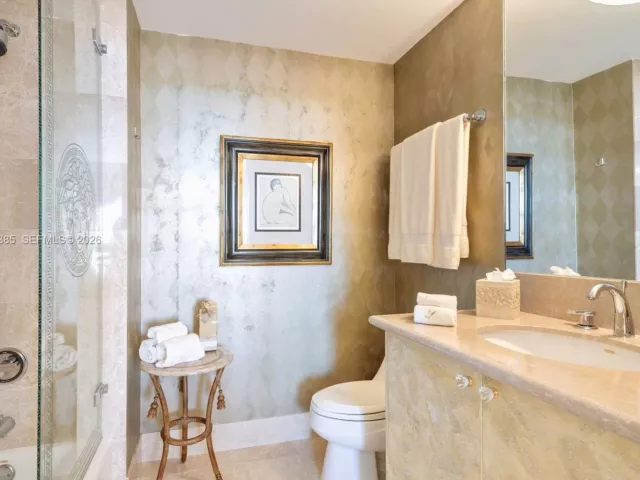 2-bedroom condo for sale in Coral Gables - 10 Edgewater Dr 7G - MondialRealty