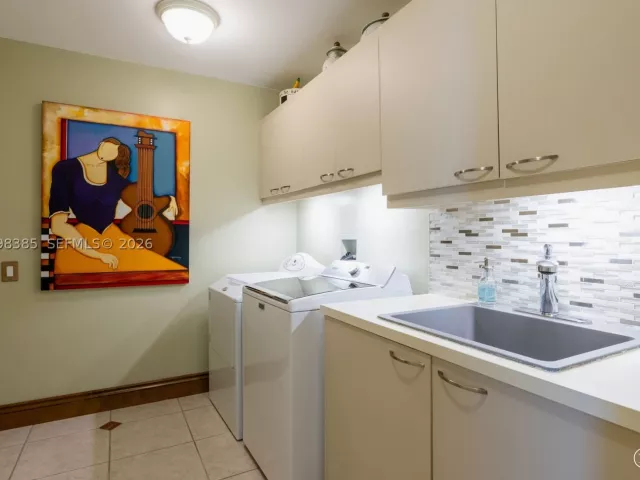 2-bedroom condo for sale in Coral Gables - 10 Edgewater Dr 7G - MondialRealty