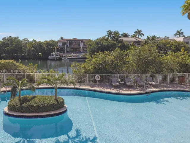 2-bedroom condo for sale in Coral Gables - 10 Edgewater Dr 7G - MondialRealty