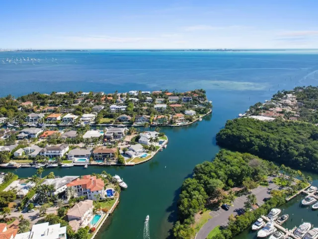 2-bedroom condo for sale in Coral Gables - 10 Edgewater Dr 7G - MondialRealty