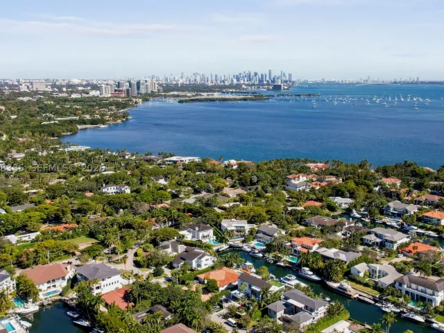 2-bedroom condo for sale in Coral Gables - 10 Edgewater Dr 7G - MondialRealty