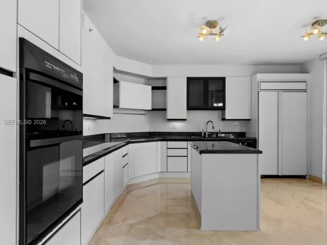 2-bedroom condo for sale in Sunny Isles Beach - 17555 Collins Ave 406 - MondialRealty