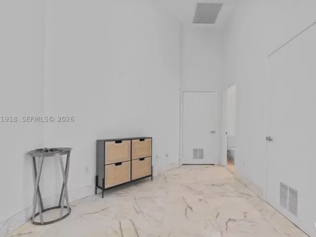 2-bedroom condo for sale in Miami - 475 Brickell Ave 2209 - MondialRealty