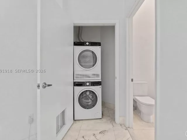 2-bedroom condo for sale in Miami - 475 Brickell Ave 2209 - MondialRealty