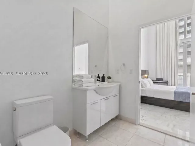 2-bedroom condo for sale in Miami - 475 Brickell Ave 2209 - MondialRealty