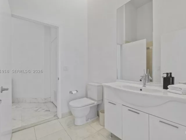 2-bedroom condo for sale in Miami - 475 Brickell Ave 2209 - MondialRealty