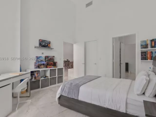 2-bedroom condo for sale in Miami - 475 Brickell Ave 2209 - MondialRealty