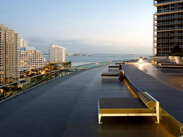 2-bedroom condo for sale in Miami - 475 Brickell Ave 2209 - MondialRealty