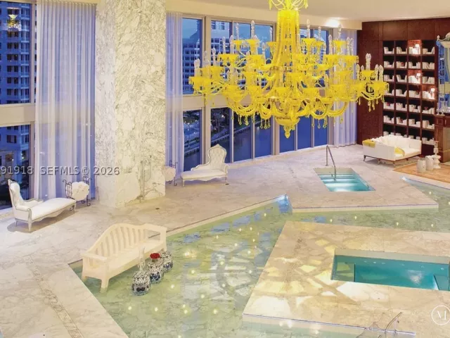 2-bedroom condo for sale in Miami - 475 Brickell Ave 2209 - MondialRealty