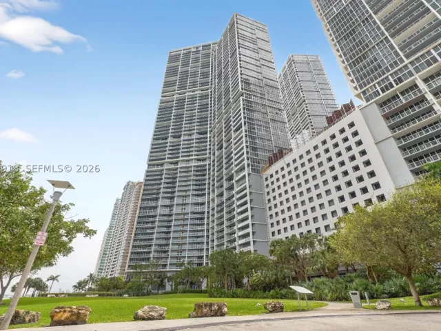 2-bedroom condo for sale in Miami - 475 Brickell Ave 2209 - MondialRealty