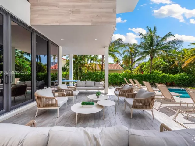 6-bedroom home for sale in Hallandale Beach - 521 Holiday Dr - MondialRealty