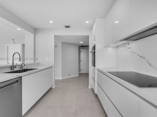 2-bedroom condo for rent in Key Biscayne - 251 Crandon Blvd 1037 - MondialRealty