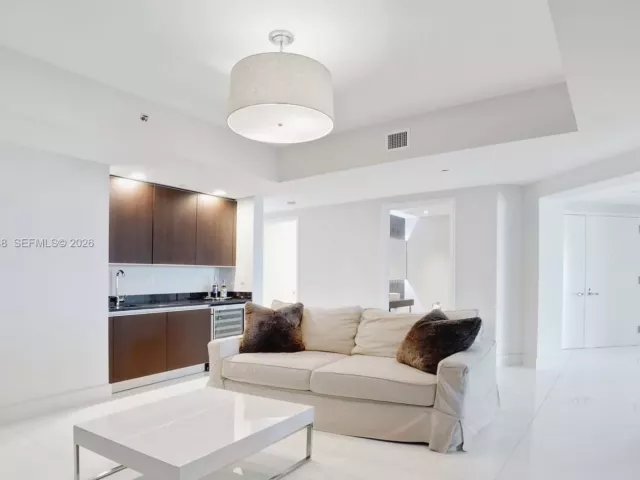 3-bedroom condo for sale in Hollywood - 2711 S Ocean Dr 2803 - MondialRealty