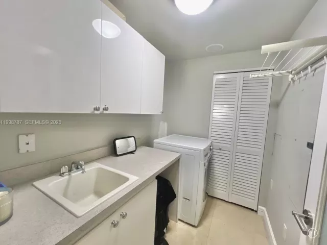 3-bedroom condo for sale in Sunny Isles Beach - 17875 Collins Ave 4305 - MondialRealty