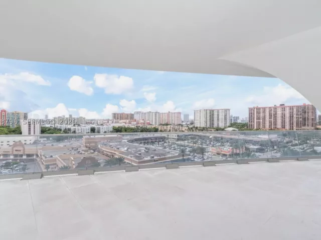 3-bedroom condo for rent in Sunny Isles Beach - 16901 Collins Ave 903 - MondialRealty