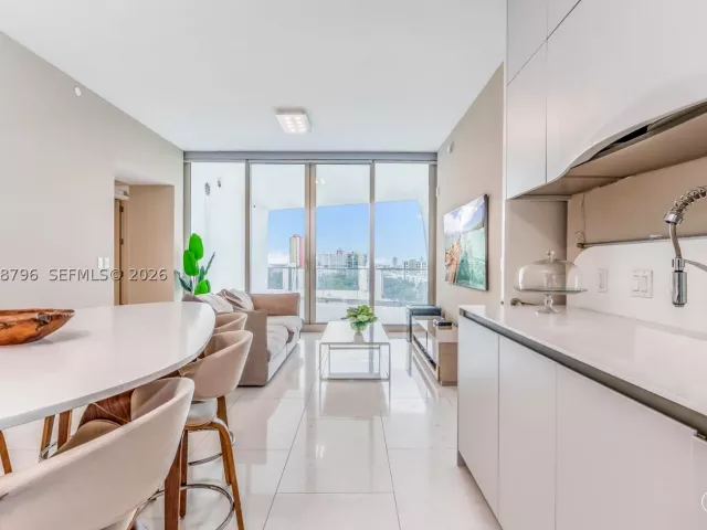 3-bedroom condo for rent in Sunny Isles Beach - 16901 Collins Ave 903 - MondialRealty