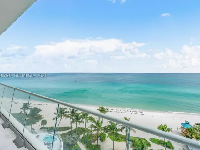 3-bedroom condo for rent in Sunny Isles Beach - 16901 Collins Ave 903 - MondialRealty