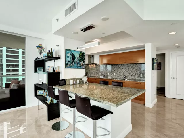 2-bedroom condo for rent in Fort Lauderdale - 101 S Fort Lauderdale Beach Boulevard 1107 - MondialRealty