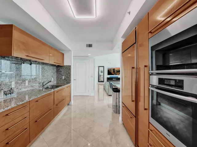 2-bedroom condo for rent in Fort Lauderdale - 101 S Fort Lauderdale Beach Boulevard 1107 - MondialRealty