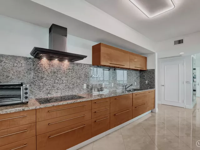 2-bedroom condo for rent in Fort Lauderdale - 101 S Fort Lauderdale Beach Boulevard 1107 - MondialRealty