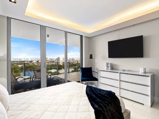 3-bedroom condo for rent in Fort Lauderdale - 1180 N Federal Hwy 1102 - MondialRealty