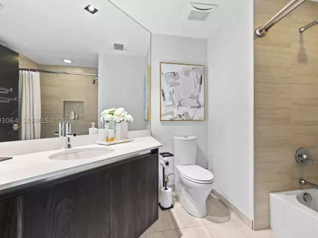 3-bedroom condo for rent in Fort Lauderdale - 1180 N Federal Hwy 1102 - MondialRealty