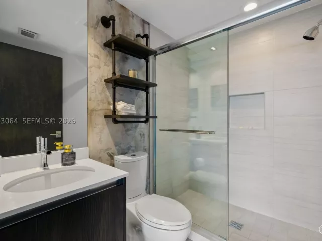 3-bedroom condo for rent in Fort Lauderdale - 1180 N Federal Hwy 1102 - MondialRealty