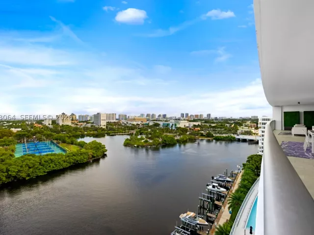 3-bedroom condo for rent in Fort Lauderdale - 1180 N Federal Hwy 1102 - MondialRealty