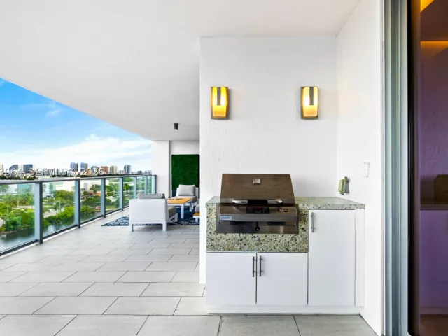 3-bedroom condo for rent in Fort Lauderdale - 1180 N Federal Hwy 1102 - MondialRealty