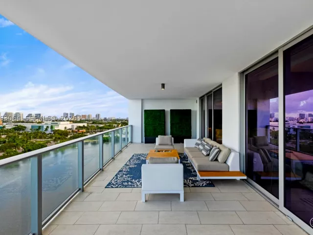 3-bedroom condo for rent in Fort Lauderdale - 1180 N Federal Hwy 1102 - MondialRealty