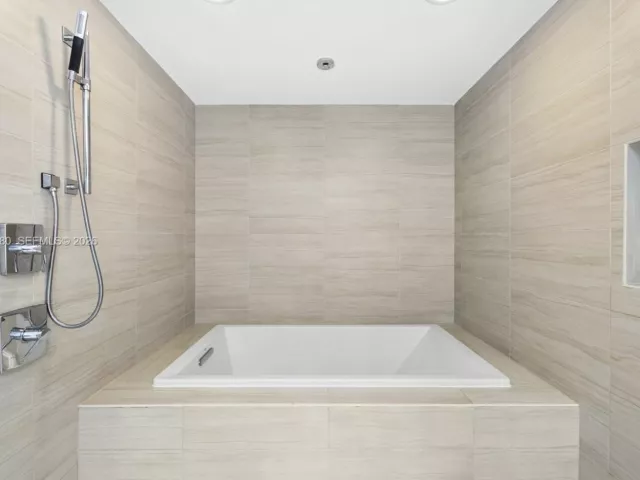 3-bedroom condo for sale in Fort Lauderdale - 1180 N Federal Hwy 1102 - MondialRealty