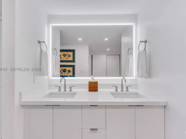 2-bedroom condo for rent in Key Biscayne - 199 Ocean Lane Dr 306 - MondialRealty