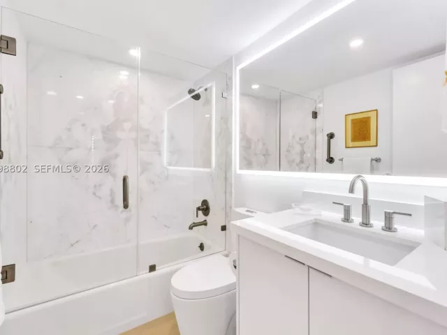2-bedroom condo for rent in Key Biscayne - 199 Ocean Lane Dr 306 - MondialRealty