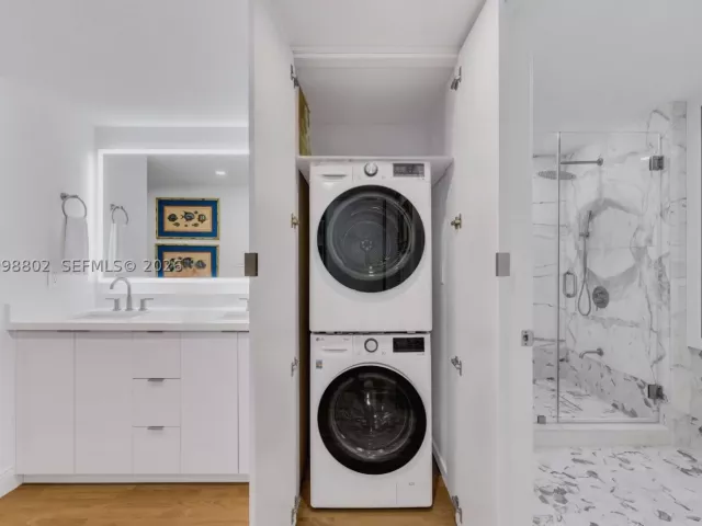 2-bedroom condo for rent in Key Biscayne - 199 Ocean Lane Dr 306 - MondialRealty