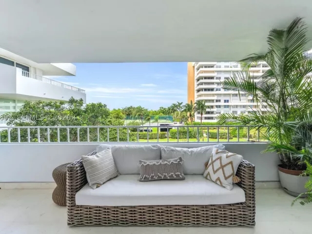 2-bedroom condo for rent in Key Biscayne - 199 Ocean Lane Dr 306 - MondialRealty